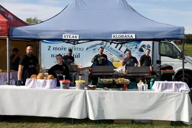 Grilování a výdej jídla na venkovní akci