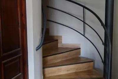 Schodiště do salonku v patře