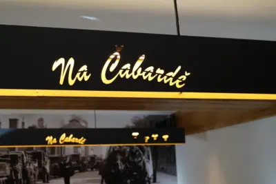 Podsvícený nápis Na Čabardě nad dobovou fotografií