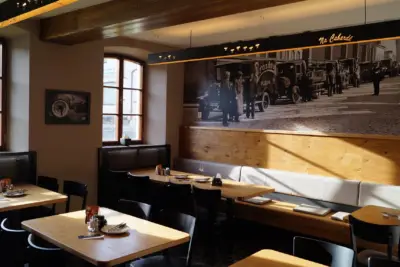 Restaurace s dobovou fotografií přes celou stěnu