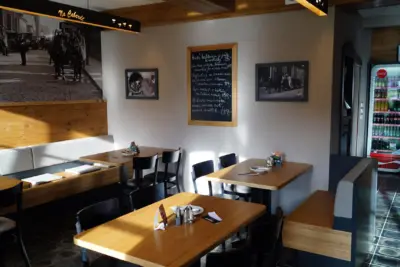 Stoly v restauraci a tabule s nabídkou