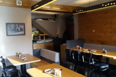 Pohled přes restauraci ke schodišti