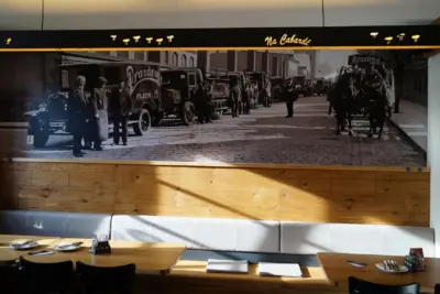 Dlouhá lavice pod dobovou fotografií