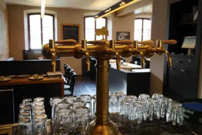 Výčepní věž Pilsner Urquell a sklenice