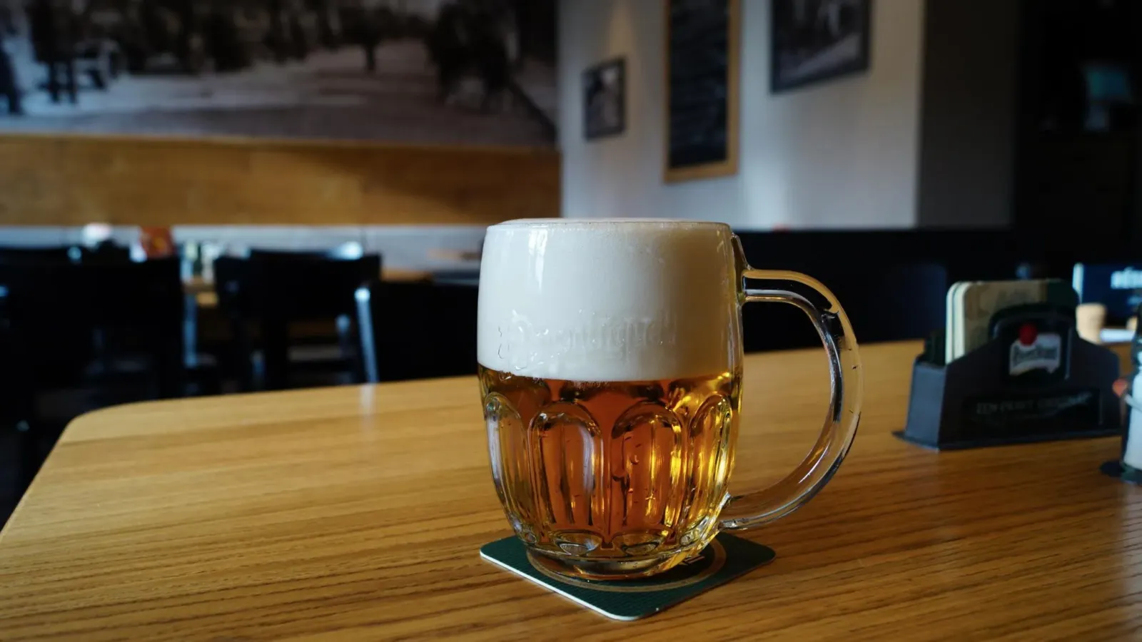 Natočený Pilsner Urquell na stole v restauraci