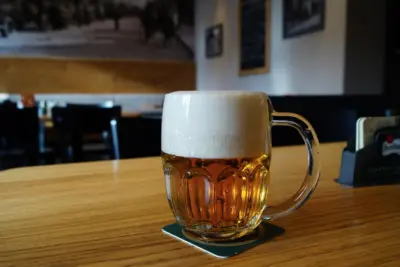 Natočený Pilsner Urquell na stole v restauraci
