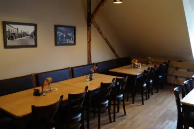 Salonek v podkroví s prostřenými stoly