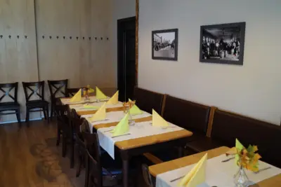 Prostřená tabule v salonku