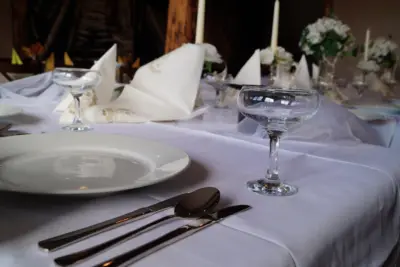 Svatební tabule se svíčkami a květinami