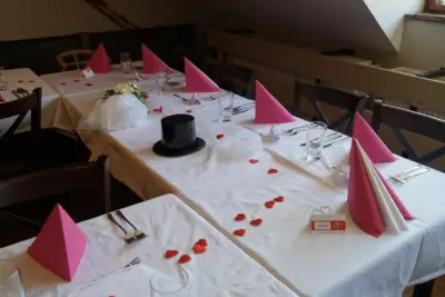 Tabule s růžovými ubrousky připravená na oslavu