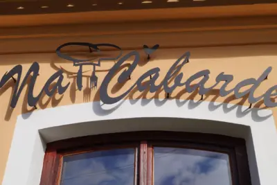 Nápis Na Čabardě na fasádě restaurace