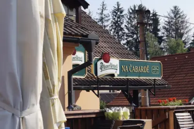Cedule Na Čabardě a slunečníky na terásce