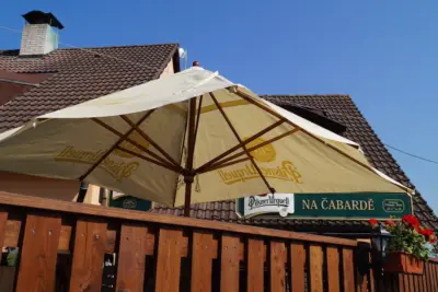 Slunečník Pilsner Urquell a cedule Na Čabardě