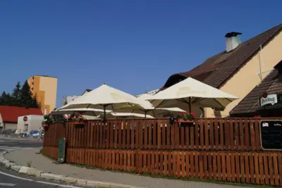 Teráska s dřevěným plotem z ulice