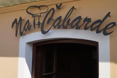 Nápis Na Čabardě nad vchodem