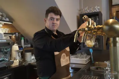 Čepování Pilsner Urquell za barem