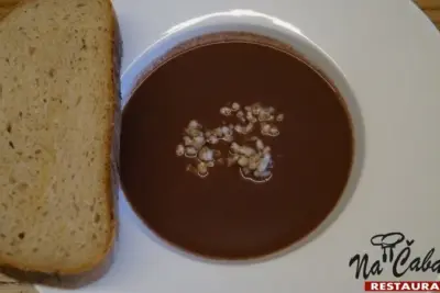 Černá zabijačková polévka s chlebem