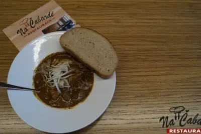Zabijačková polévka s chlebem